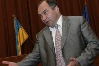 Толстоухов написал стихотворение: "меня и милиция не тронет... мы еще дерябнем"