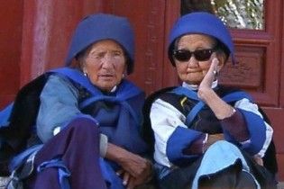 Бабушка застряла между этажами во время попытки убежать из квартиры