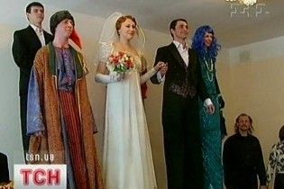 В Украине сыграли первую свадьбу на ходулях