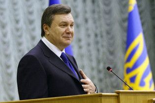 Януковича приравняли к государственному флагу и гербу