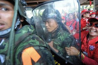 Лидеры тайской оппозиции сдались властям