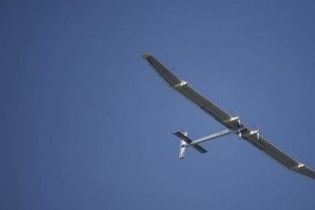 Самолет на солнечных батареях успешно осуществил первый полет