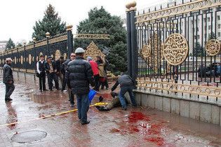 Глава МВД Киргизии при смерти, вице-премьеру выбили глаз
