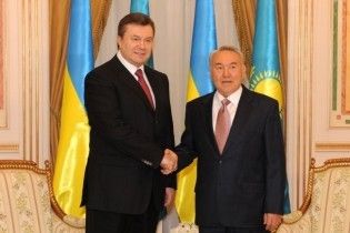 В Казахстане Янукович послушал оркестр и уединился с Назарбаевым