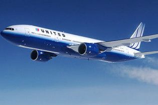 США подняли в воздух два истребителя из-за дипломата, курившего в туалете самолета