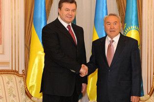 Янукович наградил Назарбаева орденом