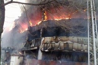 Тайская оппозиция сожгла 16-этажный торговый центр, армия расстреливает поджигателей