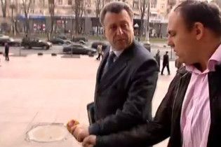 Киевский чиновник вырвал у журналиста микрофон и выбросил в мусорник