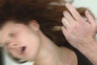 22-летнюю девушку несколько дней пытали паяльником, чтобы она стала проституткой