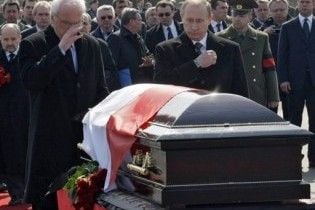 Польские СМИ: россияне подложили в гроб Качиньского чужую руку