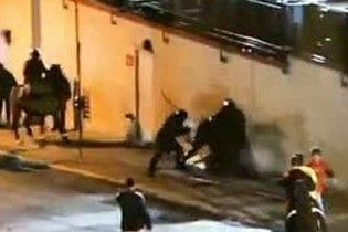 Скандал в США: опубликовано видео, где спецназ до полсмерти избил студента