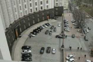Напротив здания Кабмина выпал из окна маленький мальчик