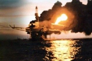 В Мексиканском заливе взорвалась нефтедобывающая платформа