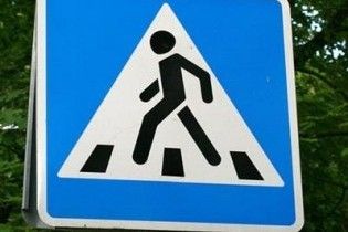 В Одессе грузовик сбил на переходе молодую маму с двумя детьми