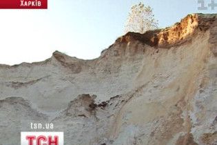 На Черкасчине 12-летнего мальчика засыпало песчаной лавиной
