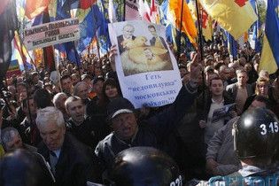 3 тысячи оппозиционеров начали митинг под ВР