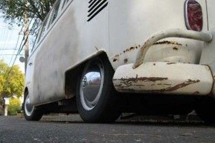 На автостоянке в Киеве обнаружили заминированный микроавтобус