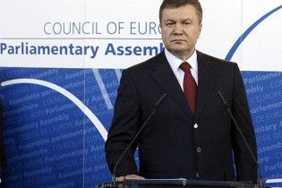 Януковича чуть не сбило с ног траурным венком (видео)