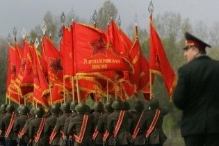 В Херсоне к 9 мая на учреждениях вывесили красные флаги
