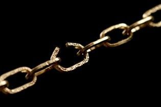 Львовские журналисты в знак протеста приковали себя к московскому поезду