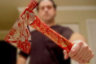 Парень напился украденного вина и зарубил отца, бабушку и дядю