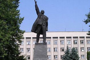 На Волыни опять облили краской памятник Ленину