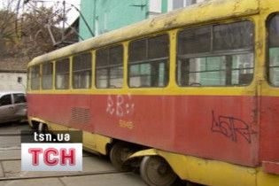 В Киеве трамвай сошел с рельсов