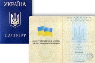 В Севастополе депутат райсовета сжег паспорт из-за присвоения Героя Бандере