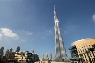 Впервые с самого высокого здания мира прыгнул самоубийца