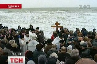 Жители Ильичевска искупались в ледяном бурном море