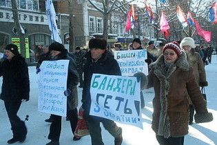 В Николаеве провели "похороны Бандеры" и выбросили гроб на свалку