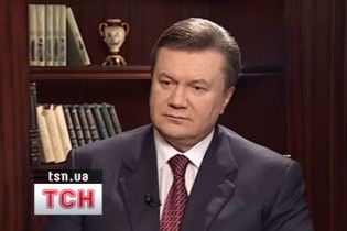 Януковичу подарили книги Чехова, Ахматовой и орфографический словарь