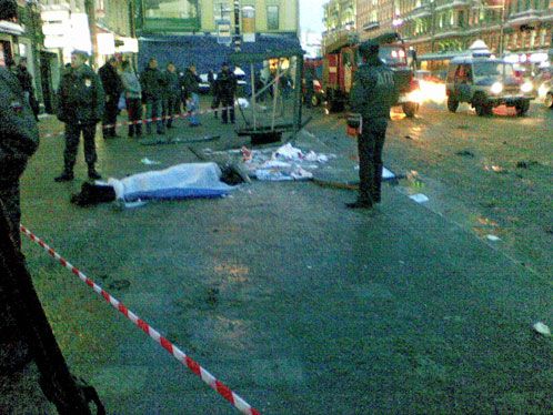 Автобус протаранив зупинку в Петербурзі