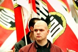 Немецким неонацистам позволили проводить агитацию около школ