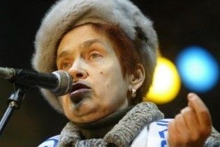От Януковича требуют прекратить тиранить жену