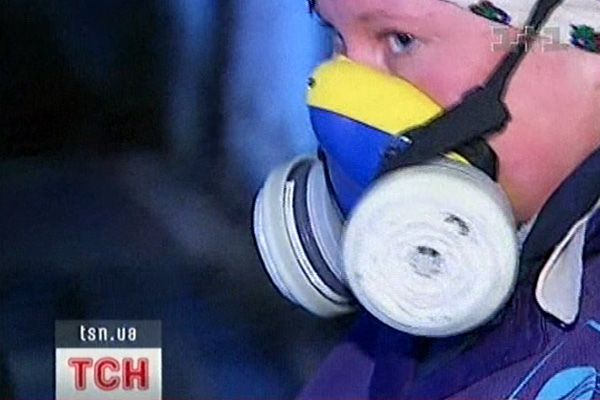 Жінка у протигазі