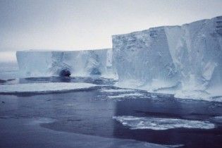 Льды Охотского моря пленили пять кораблей и 600 человек
