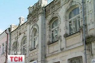 В Киеве кирпич упал на голову женщине и ребенку