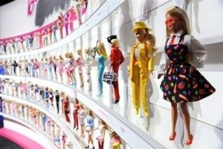 Расовый скандал в США: белокожая кукла Барби стоит дороже, чем чернокожая