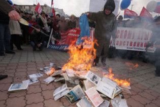 Администрация Януковича осудила сожжение учебников по истории в Крыму