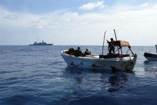Сомалийские пираты ошибочно атаковали судно ВМФ Нидерландов