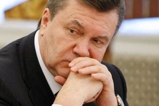 Азаров урезал Януковичу зарплату наполовину