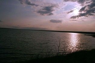 Самое глубокое озеро Крыма пятый день заливает нефтепродуктами