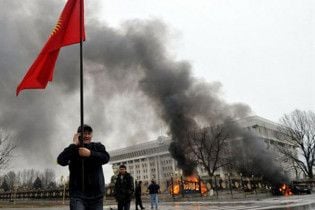В Бишкеке оппозиция захватила парламент и штурмует Кабмин