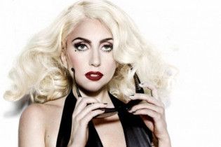 Lady GaGa на завтрак пьет пиво и заедает "Сникерсом"