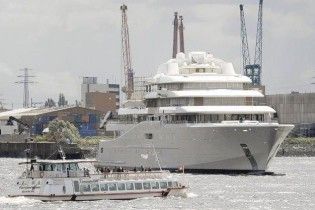 Абрамович отказался заплатить за построенную яхту 400 миллионов евро