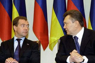 Янукович поехал к Медведеву в Геленджик
