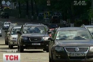 Чиновники покупают дорогие авто вопреки запрету Азарова