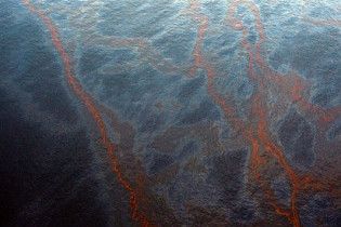 Помощь в ликвидации утечки нефти США предложили 13 стран и ООН