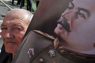 Коммунисты прошлись по центру Киева с портретами Сталина